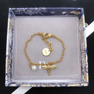 Bracelet Dior Bee Bracelet new model is on sale at the counter. It is so beautiful