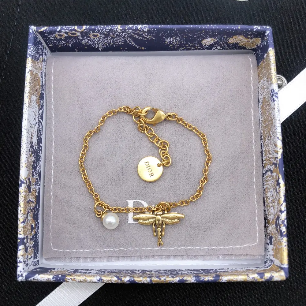 Bracelet Dior Bee Bracelet new model is on sale at the counter. It is so beautiful