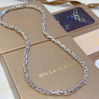 Bvlgari DIVAS’ DREAM series is in perfect condition and has invincible details. The unique