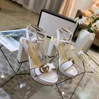 GUCCI’s new summer sandals with bronze buckles are well made and reassuring. The leather is