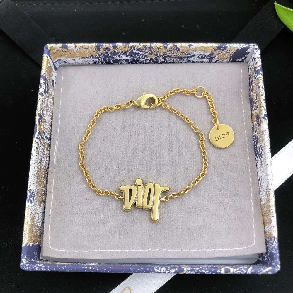 Dior’s new bracelet is exquisitely crafted with Dior letter design blingbling Simple and