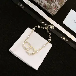 Dior necklace and bracelet are beautiful simple and elegant fashionable low-key luxury