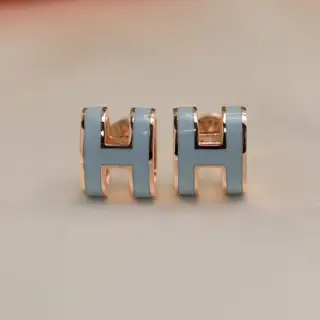 The classic Hermes H earrings are presented in a wonderful way Hermes Love Magic Square