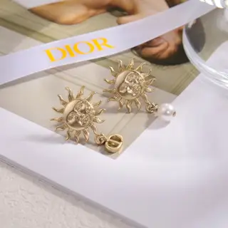 Dior new style Dior new earrings loved by top brands Metal texture counterattack version of