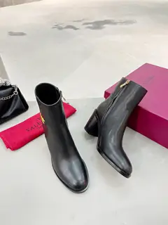 Valentino. Valentino autumn and winter fashion women’s boots: comfortable and versatile