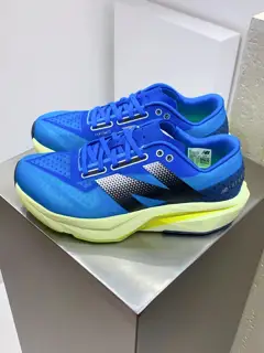 New Balance uses ultra-light and breathable 3D knitted mesh yarn material to construct the