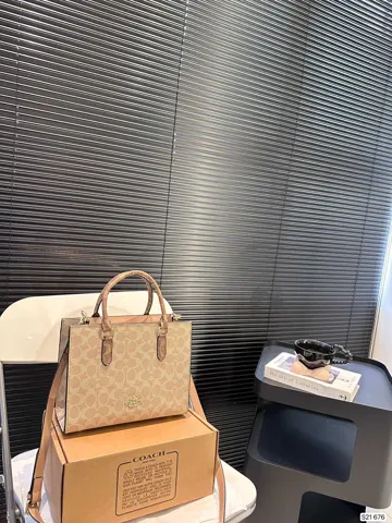 COACH Tote