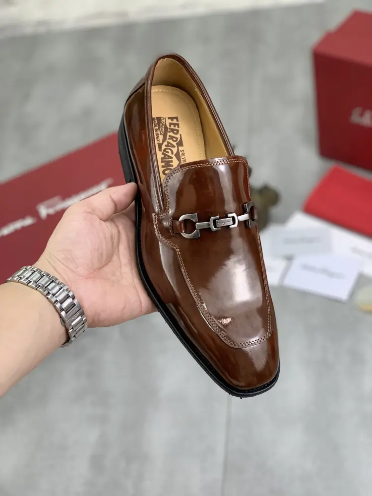 Salvatore Ferragamo’s latest casual business leather shoes for men