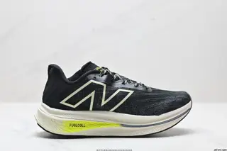 New Balance uses ultra-light and breathable 3D knitted mesh material to construct the upper MRCXCA3