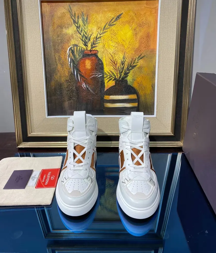 Valentino ONE STUD calfskin lace-up sneakers. Soft nappa leather low-top sneakers Classic