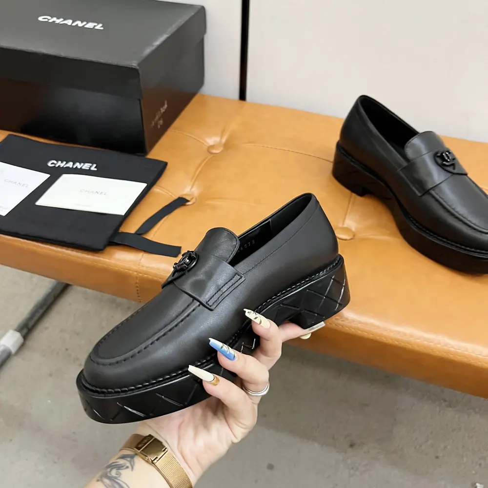 Chanel loafers are full of retro style. The delicate shoe shape is very pleasing to the