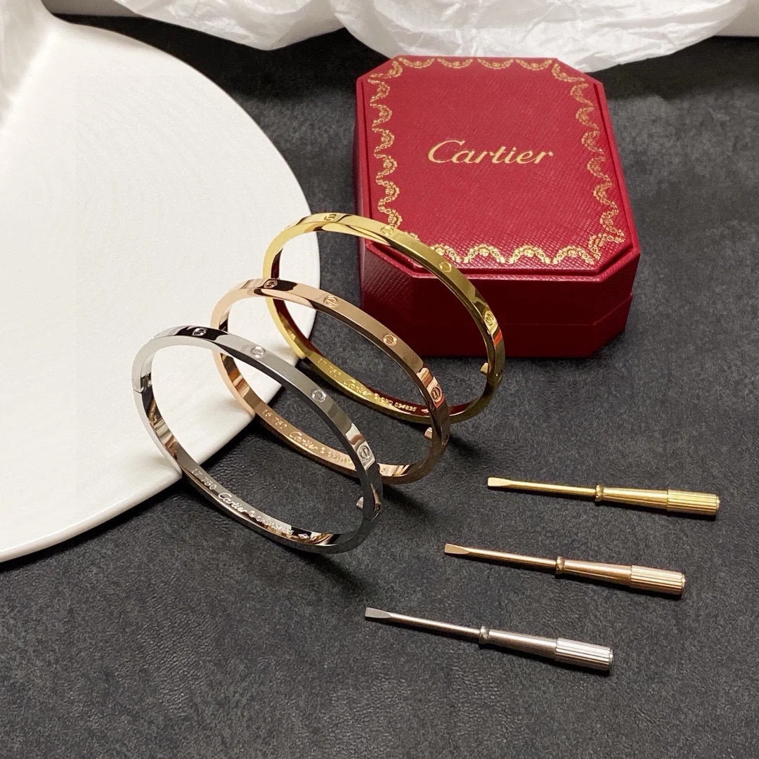 Cartier’s popular narrow version LOVE with screwdriver bracelet Imported precision