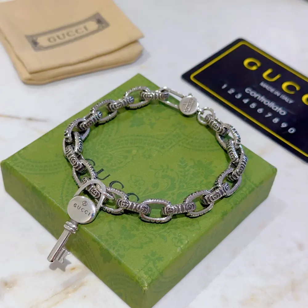The latest classic Gucci bracelet. Exquisite. No matter the style or texture