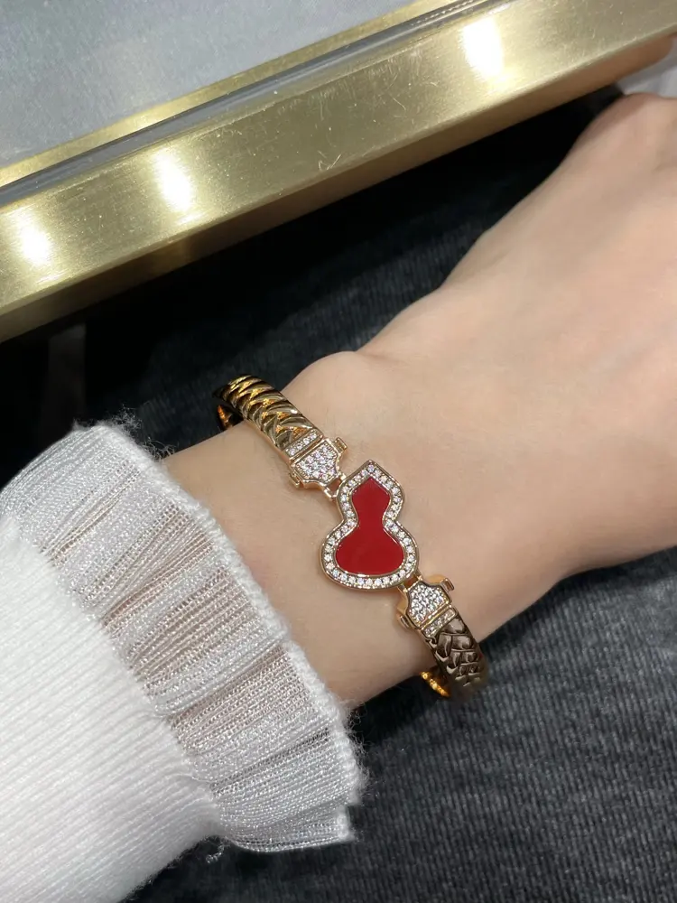 Qeelin Qilin Red Gourd with Heart-shaped Bracelet