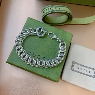 The latest classic Gucci bracelet. Exquisite. No matter the style or the texture