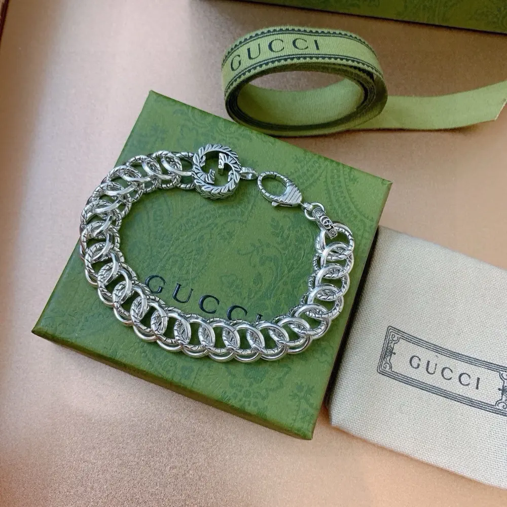 The latest classic Gucci bracelet. Exquisite. No matter the style or the texture