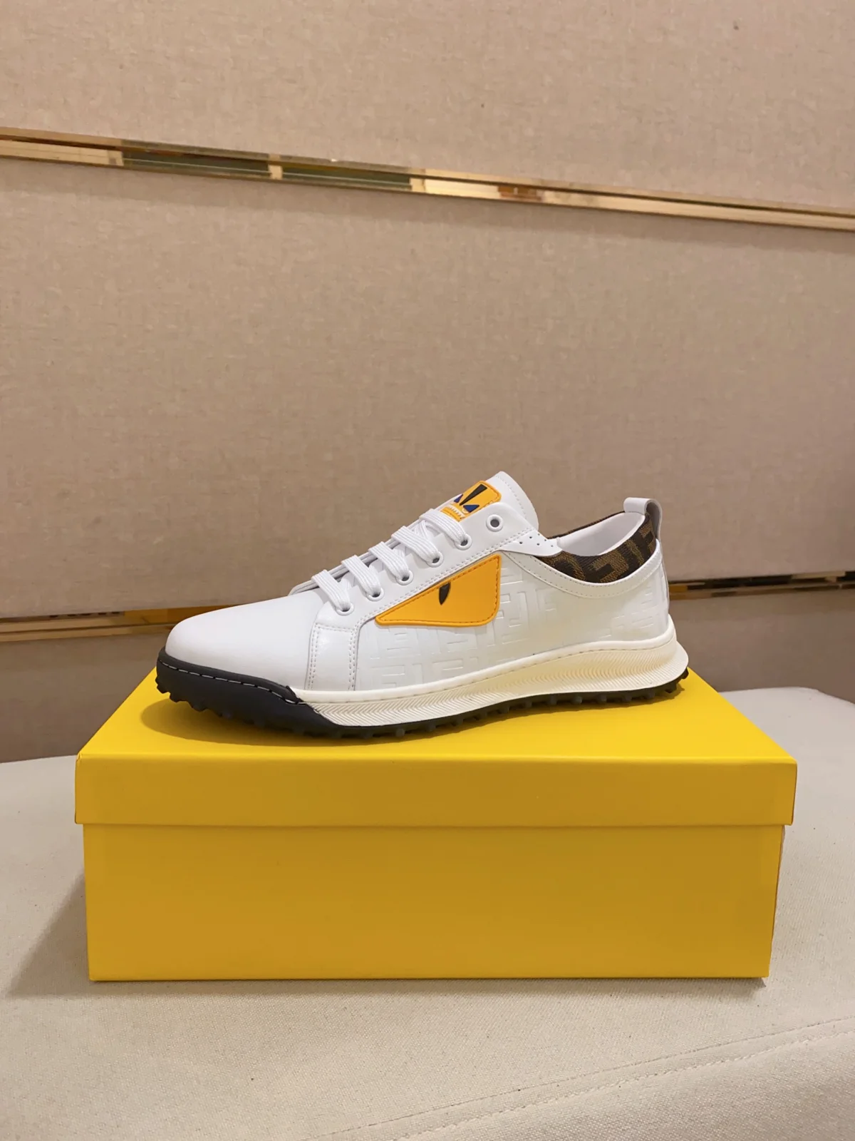 Fendi casual sports shoes upper Imported cowhide fabric Imported sheepskin lining. Original