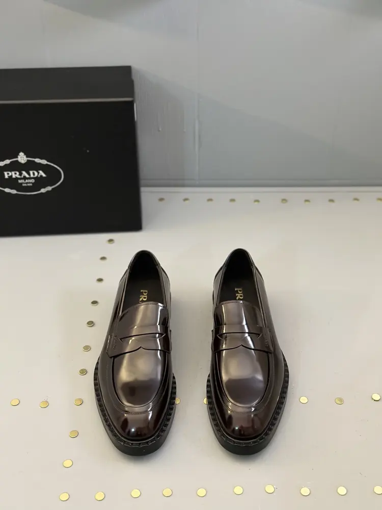 Prada men’s business casual leather shoes. leather outsole series. The upper