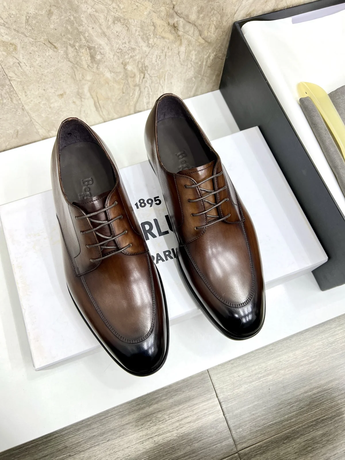 Berluti men’s hand-brushed formal leather shoes are shipped. Selected high-quality imported
