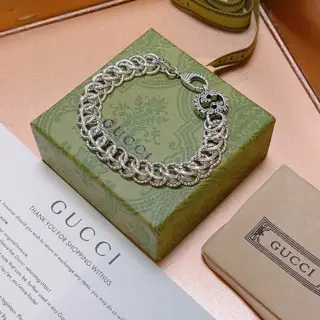 The latest classic Gucci bracelet. Exquisite. Both the style and the texture are absolutely
