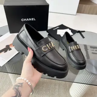Chanel loafers are full of retro style. The delicate shoe shape is very pleasing to the