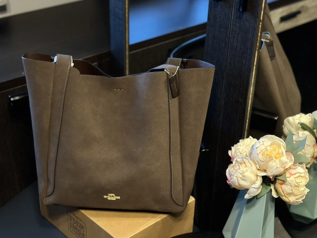 COACH Tote