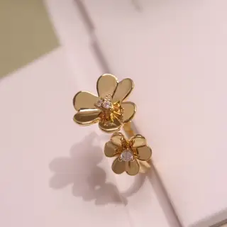 Van Cleef & Arpels Diamond-free Three Flower Series Ring