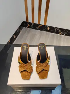 Balmain’s latest spring and summer catwalk suede high-heeled slippers