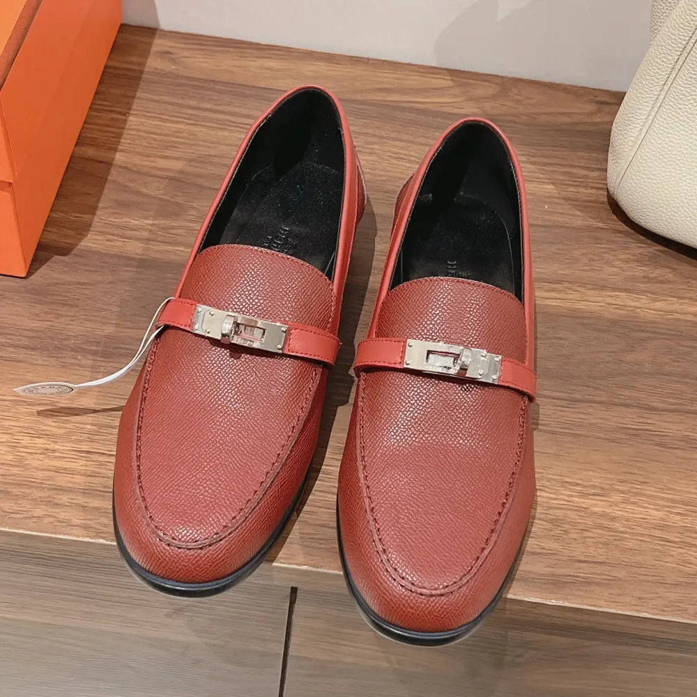 Hermes Kelly buckle loafers. I bought the product again at the beginning of the year. It