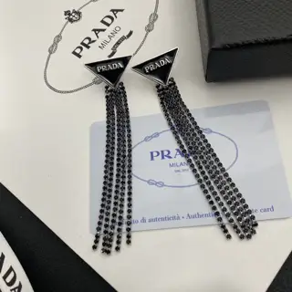 PRADA (Prada) This year’s Prada is simply amazing. The latest hot-selling tassel chain