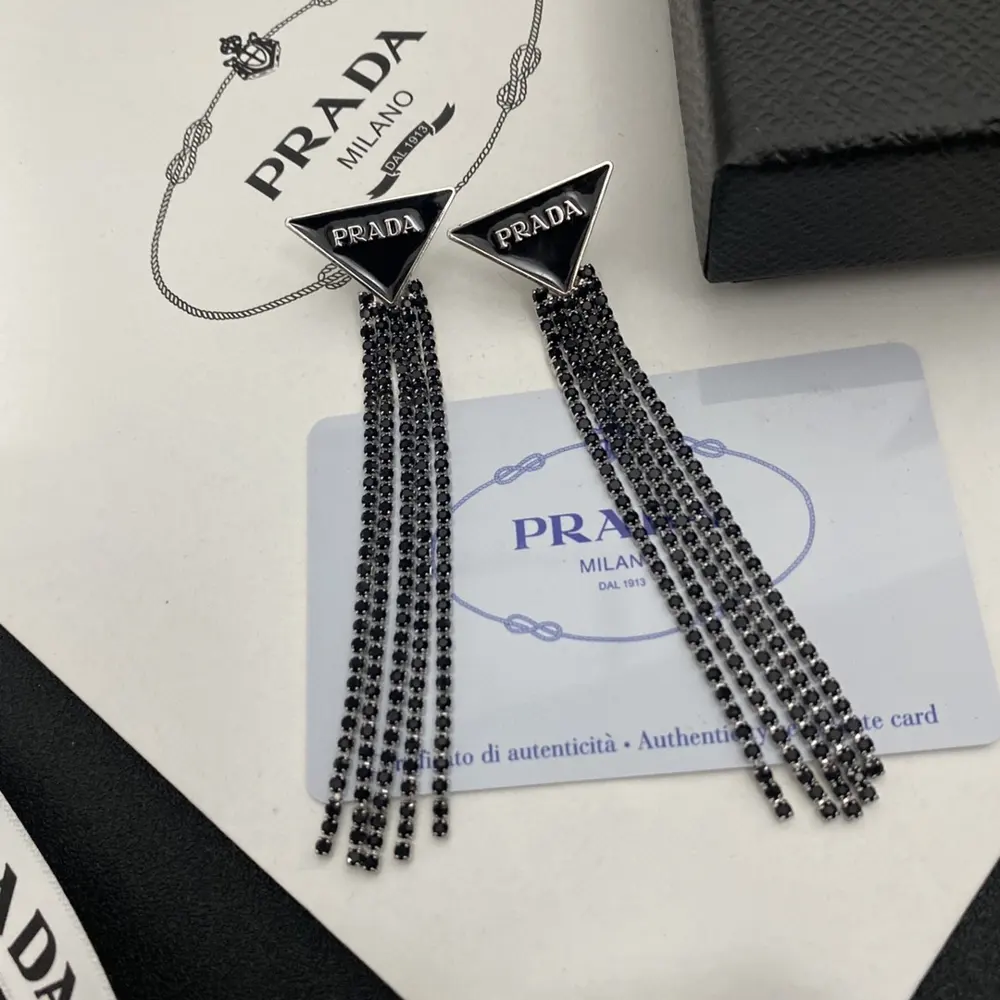 PRADA (Prada) This year’s Prada is simply amazing. The latest hot-selling tassel chain