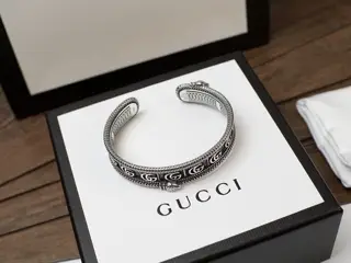 Gucci Retro three-dimensional king snake edging double G logo open bracelet Fashionable and