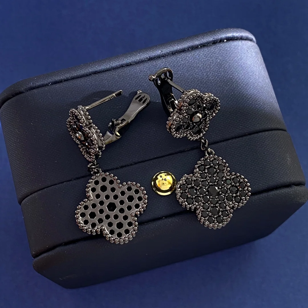 Van Cleef & Arpels Black Diamond Full Diamond Four-Leaf Clover Four-Leaf Flower Diamond