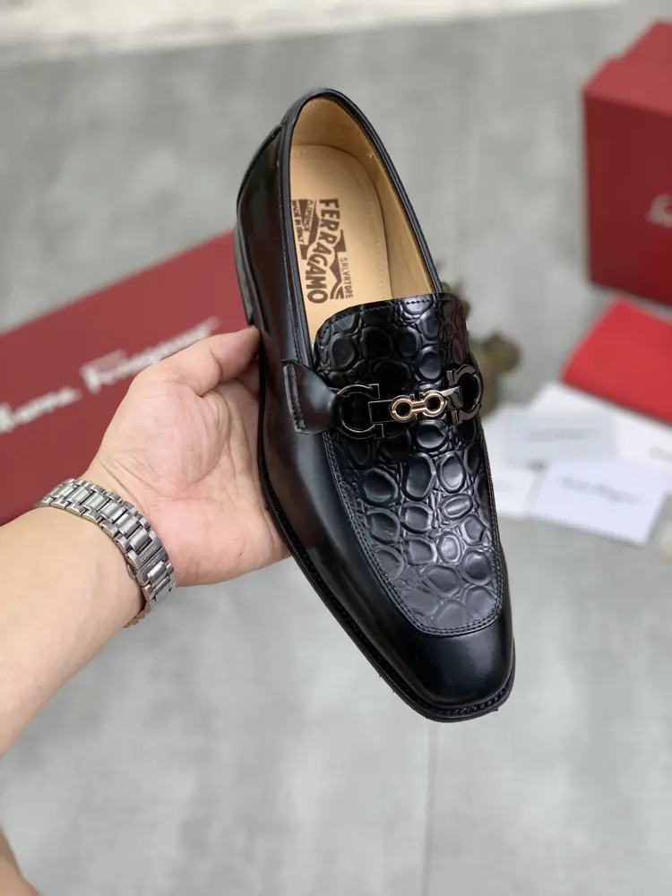 Salvatore Ferragamo’s latest casual business leather shoes for men