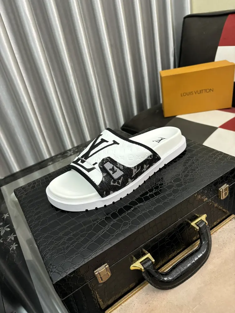 Louis Vuitton men’s slippers are now on sale at the counter