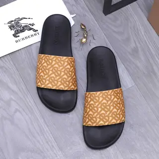 BURBERRY Couple slippers