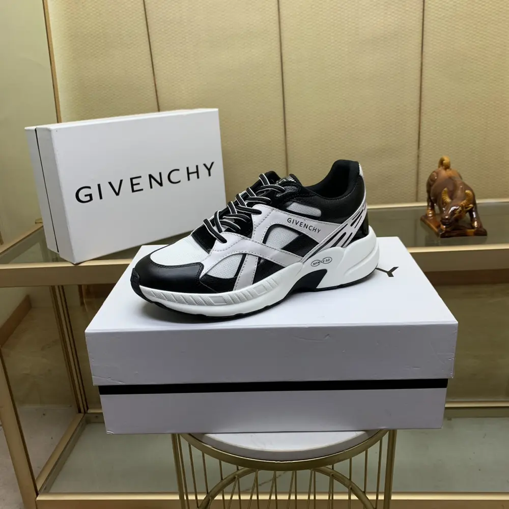 Givenchy men’s low-top jogging sneakers