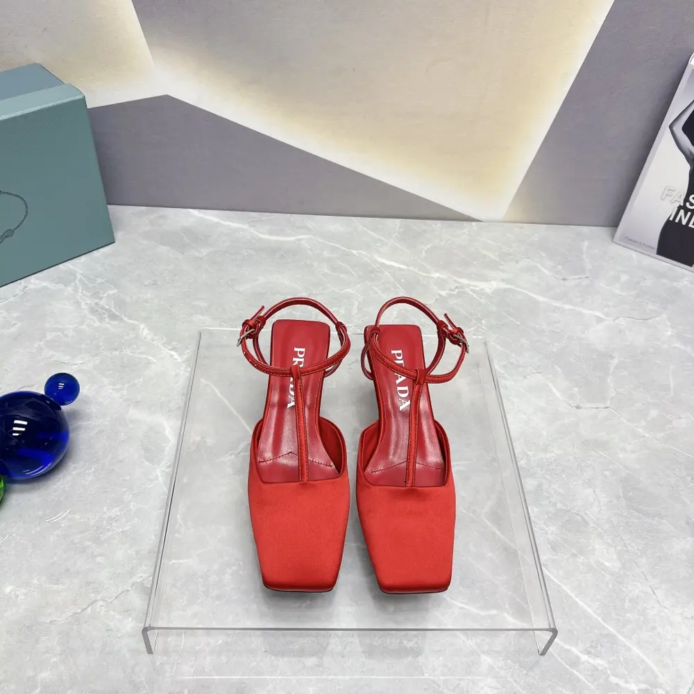 Prada’s latest spring and summer catwalk hot-selling sandal series
