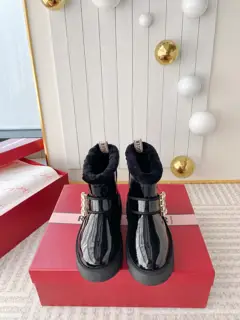 Roger Vivier new diamond buckle ankle boots snow boots. Soft sheep wool lining with a