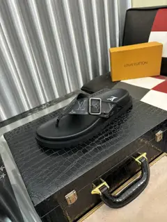 Louis Vuitton men’s slippers are now on sale at the counter