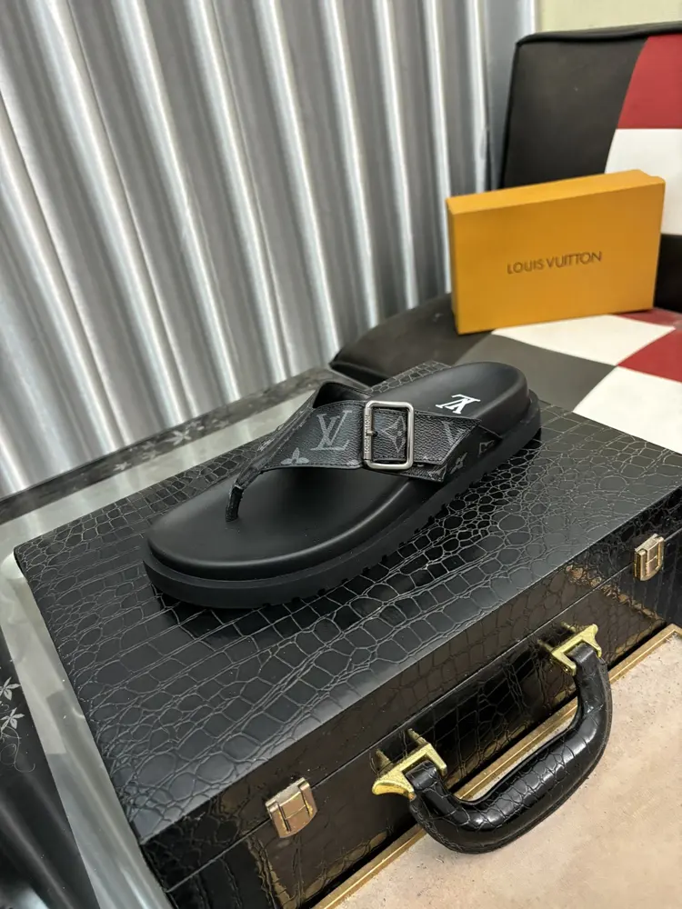 Louis Vuitton men’s slippers are now on sale at the counter