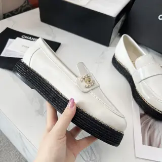 Chanel loafers are full of retro style. The delicate shoe shape is very pleasing to the