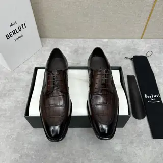 Berluti men’s hand-brushed formal leather shoes are shipped. Selected high-quality imported