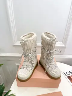 Miumiu new lace-up snow boots are hot