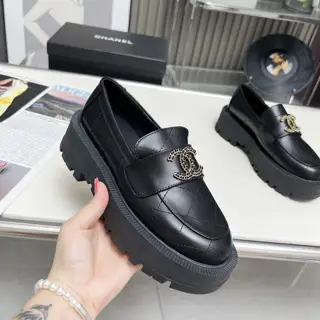 Chanel loafers are full of retro style. The delicate shoe shape is very pleasing to the