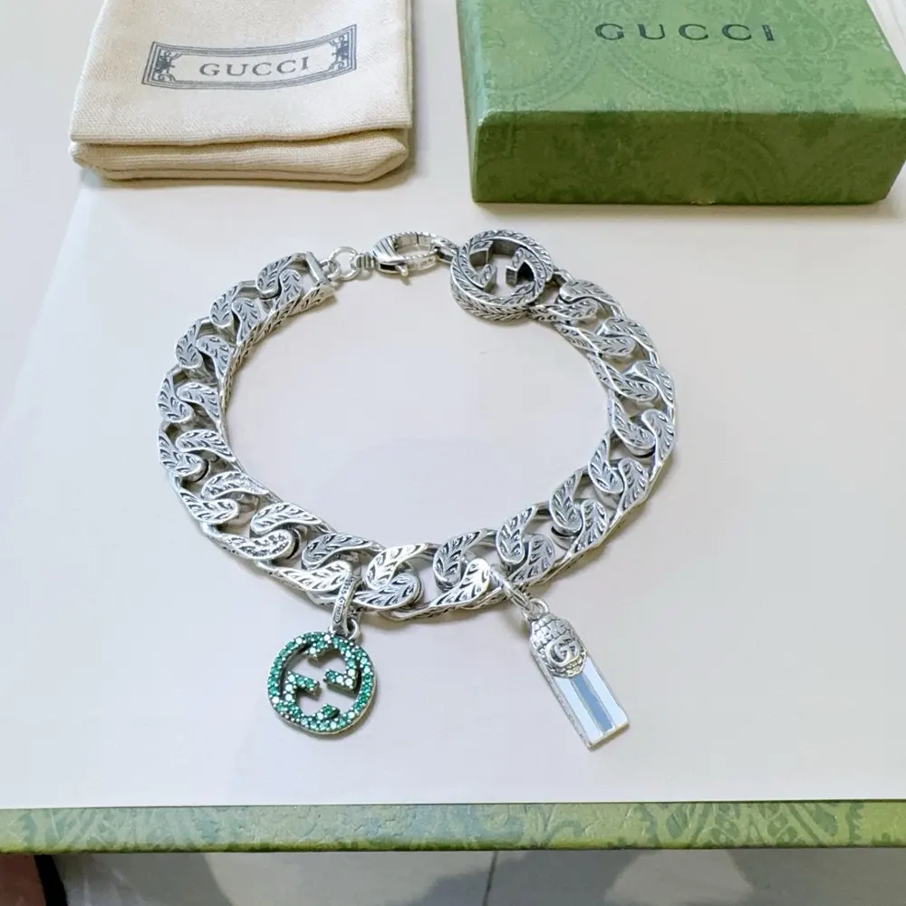 The latest classic Gucci bracelet. Exquisite. Both the style and the texture are absolutely