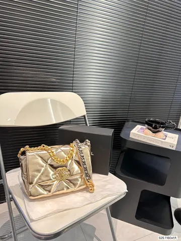 Chanel 19
