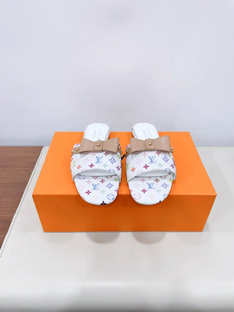 Louis Vuitton bow-knot fashion slippers. The most popular item on the spring and summer