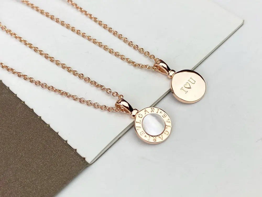 Bvlgari shell necklace Combination of white mother-of-pearl and “I U” font