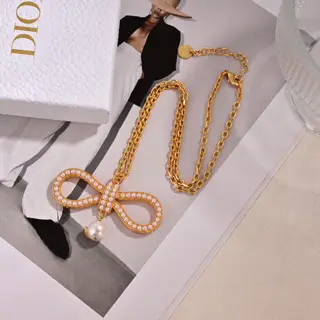Dior new necklace new product metal texture counterattack version of the letter style steal